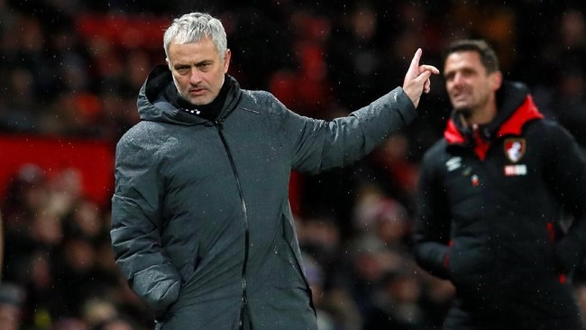 Jose Mourinho mengakui kans Manchester City untuk juara Liga Primer Inggris semakin besar, namun perburuan titel belum berakhir.
