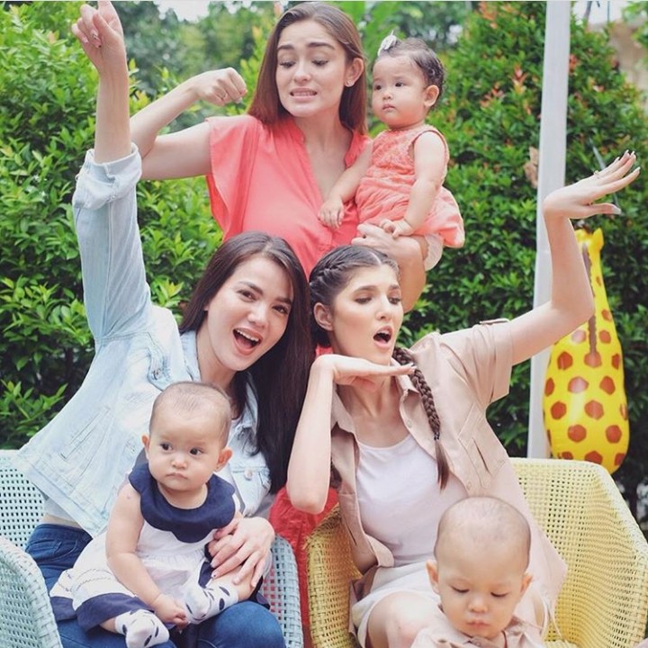 <p>Ya ampun, menggemaskan banget foto para bunda dan anak-anaknya ini. (Foto: Instagram @mikailapatritz)</p>