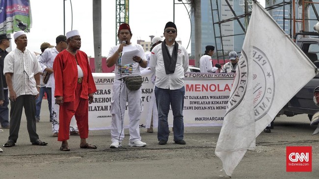 Massa penolak DWP sempat berdemo sekitar 30 menit di JIExpo, sebelum membubarkan diri karena pengeras suara kalah nyaring dengan milik massa pro DWP.