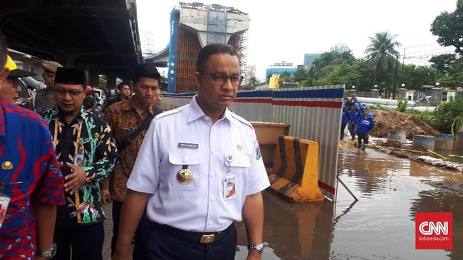 Gubernur DKI Jakarta Anies Baswedan berharap perbaikan tanggul yang menahan aliran Kali Pulo di Kelurahan Jati Padang cepat rampung.