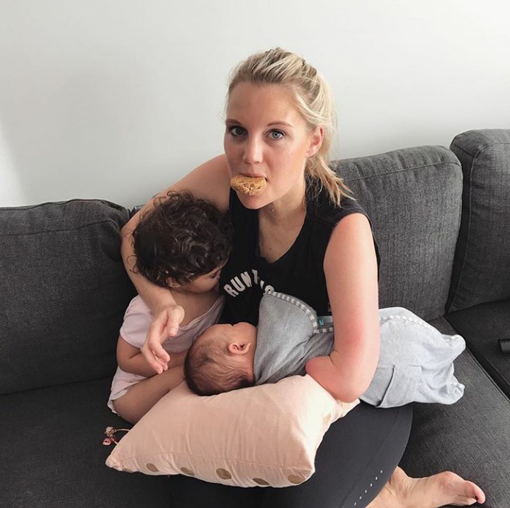 <p>Jessica juga menerapkan tandem nursing alias menyusui dua anaknya bersamaan. (Foto: Instagram @jessicasmith27)</p>