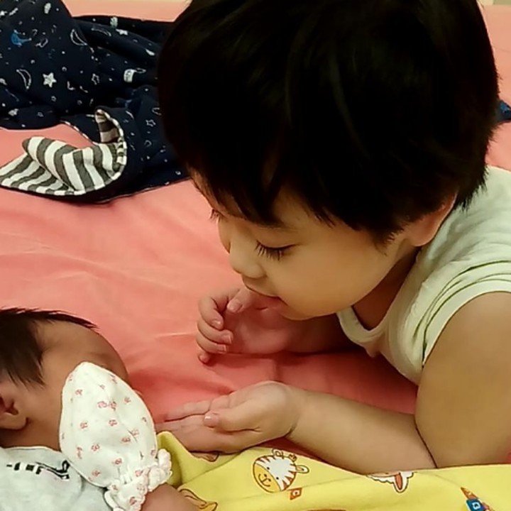 <p>So sweet banget ya Kirana kalau lagi jagain adiknya kayak gini. (Foto: Instagram/ @retnohening)  </p>