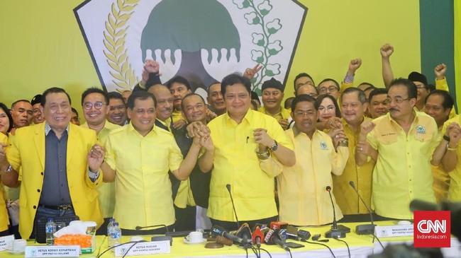 Pengamat politik menilai saat ini ada empat lokomotif dalam tubuh Golkar yang semuanya harus dipertimbangkan dan dijembatani Airlangga Hartarto sebagai Ketum.