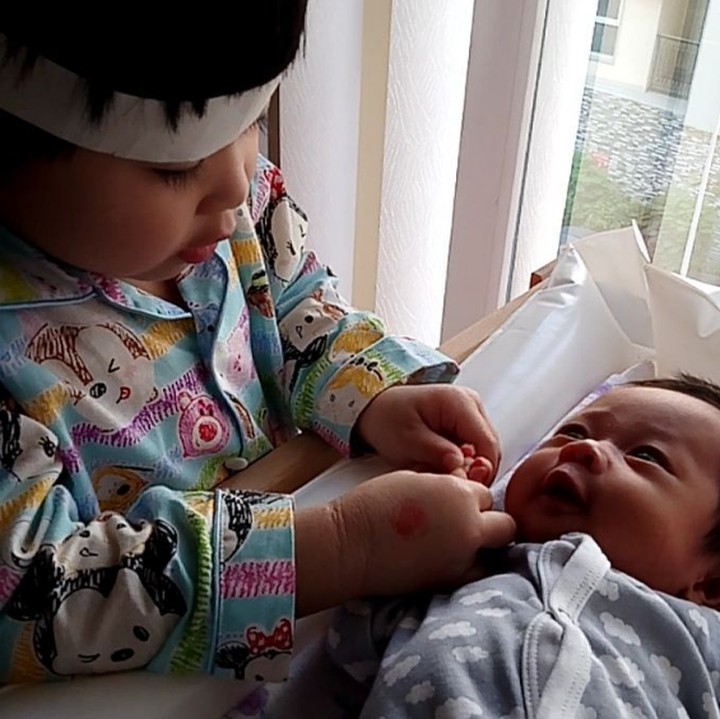 <p>Kirana lagi main apa sih sama adik Rumaysaa? (Foto: Instagram/ @retnohening)  </p>