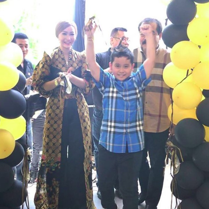 <p>Wah, Ivan meresmikan salah satu usaha orang tuanya nih. (Foto: Instagram/ @inul.d)  </p>