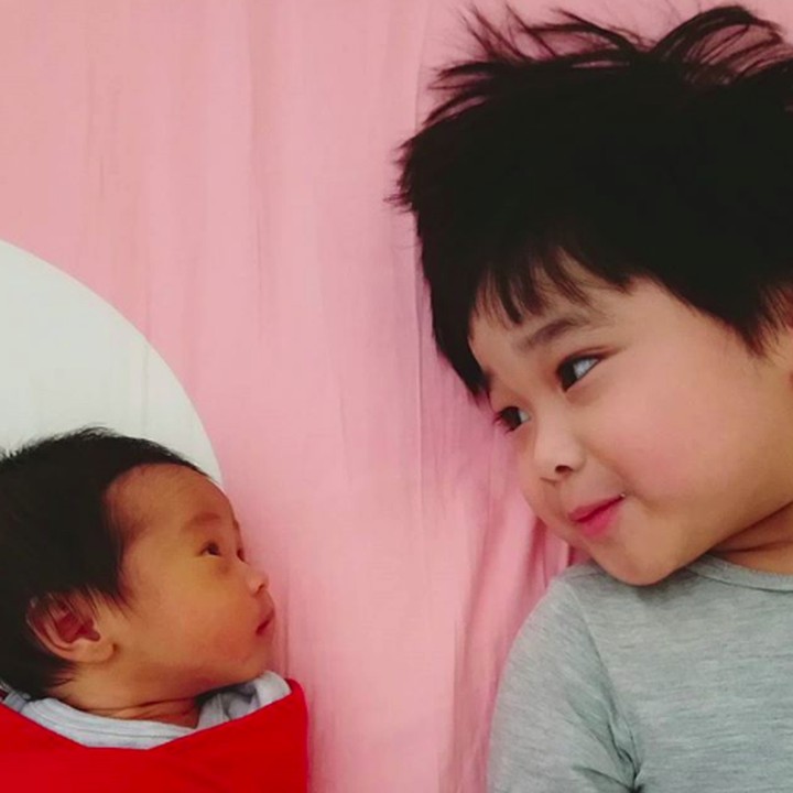 <p>Rumaysaa serius banget sih ngelihatin Kakak Kirana. (Foto: Instagram/ @retnohening)</p>