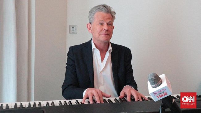 David Foster dan Katharine McPhee mengumumkan mereka telah resmi bertunangan setelah menjalin asmara sejak akhir tahun 2017.