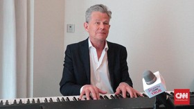 David Foster dan Katharine McPhee Resmi Bertunangan