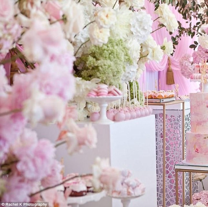 <p>Yummy! Kue yang disajikan di ultah Lola, simpel tapi terkesan sangat mewah.</p>