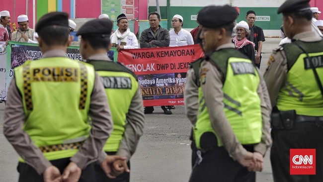 Dalam orasinya mereka menyatakan akan membawa massa aksi yang lebih besar jika DWP tetap digelar di Jiexpo.