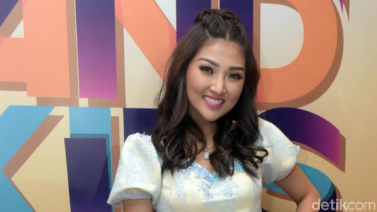 Sarwendah punya cerita terkait aktivitas mencuci baju si kecil Thalia nih, Bun. Apa tuh?