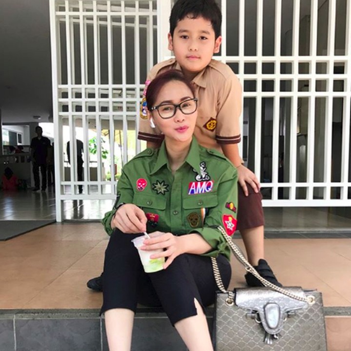 <p>Lagi, Inul ikut ke sekolahnya Ivan nih. Ada acara apa ya kira-kira? He-he-he. (Foto: Instagram/ @inul.d)  </p>