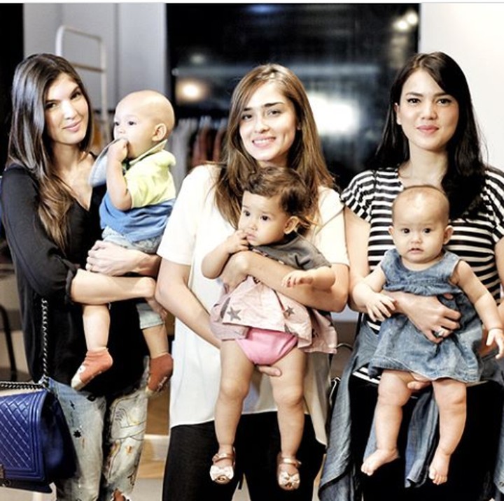 <p>Bundanya cantik-cantik, anaknya lucu-lucu. (Foto: Instagram @mikailapatritz)<br /><br /></p>