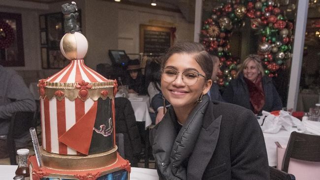NEW YORK, NY - DECEMBER 09: Singer and Actress Zendaya takes photo of her Cake by BCakes NY for Bobby Van's CPS at Bobby Van's CPS on December 9, 2017 in New York City.   Kris Connor/Getty Images for Bobby Van's/AFP
