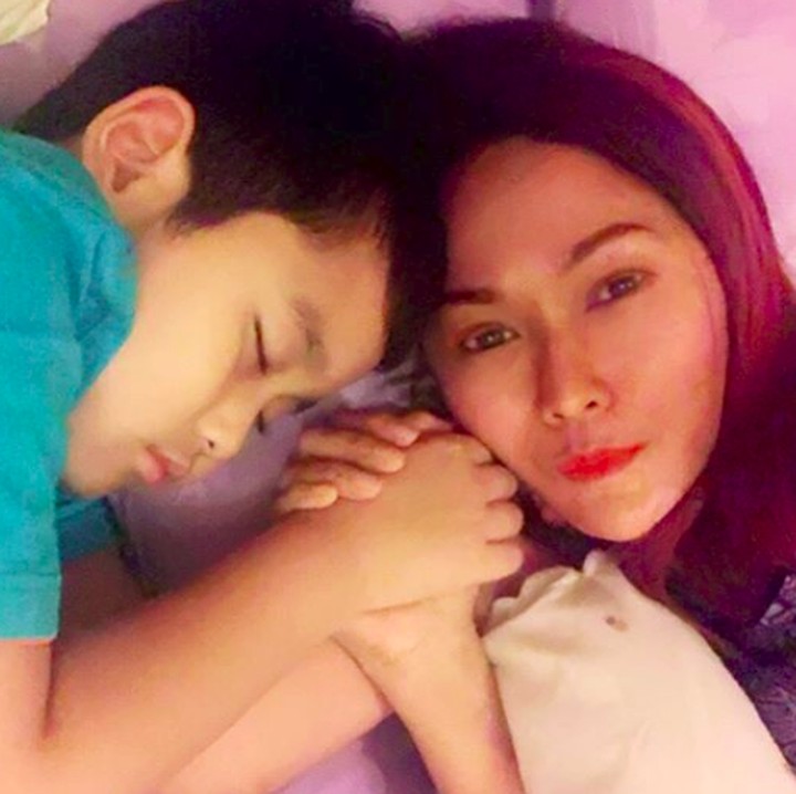 <p>Lagi tidur aja tangan Ivan tetap menggenggam erat tangan bundanya. So sweet. (Foto: Instagram/ @inul.d)</p>