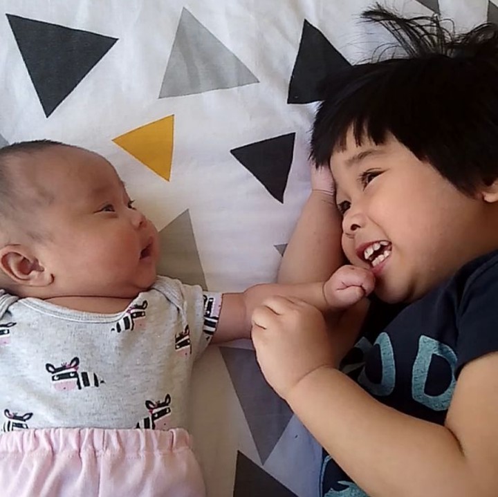 <p> Happy banget Kirana yang lagi main sama adiknya. (Foto: Instagram/ @retnohening)  </p>