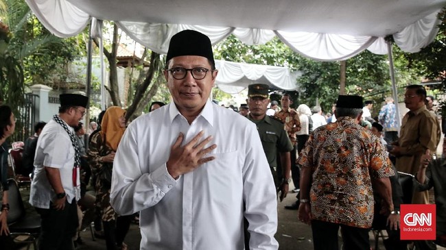 Menteri Agama Lukman Hakim Saifuddin menyebut dukungan bagi LGBT tidak masuk akal karena bertentangan dengan norma semua agama.