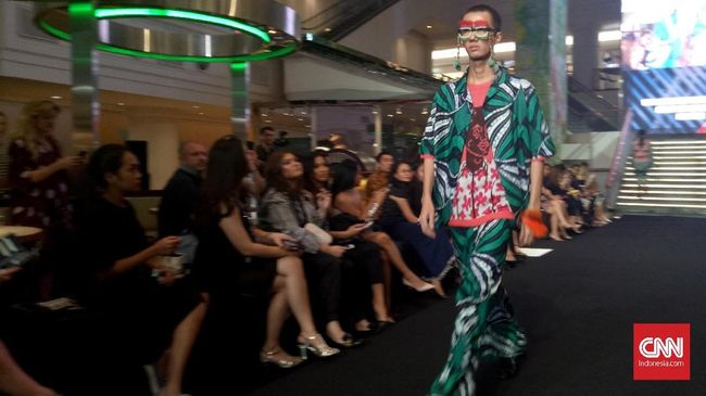 Desainer kelahiran Thailand, Chu Suwannapha atau dijuluki Prince of Print hadir di Jakarta untuk menyuguhkan karyanya dalam gelaran Digital Fashion Week.