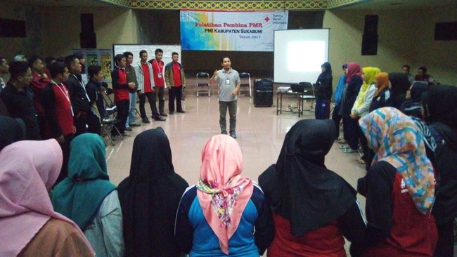 Sebanyak 70 pembina Palang Merah Remaja Se-Kabupaten Sukabumi mengikuti pelatihan, baru-baru ini. Seperti apa kegiatannya?