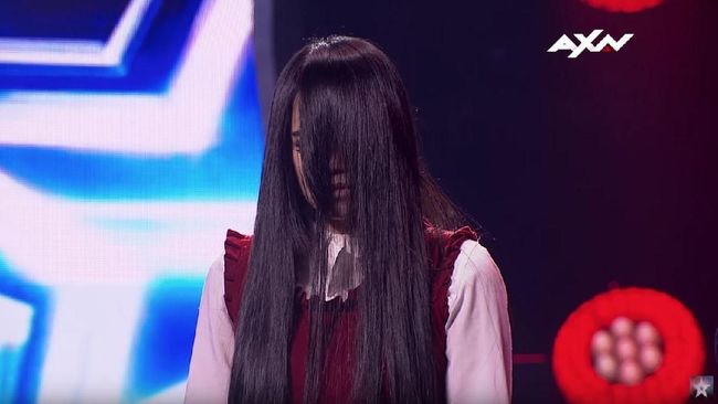 Dalam video terbaru, The Sacred Riana membuat seisi studio America's Got Talent ketakutan dengan membawa serta teman imajinasinya yang mendadak jadi nyata.