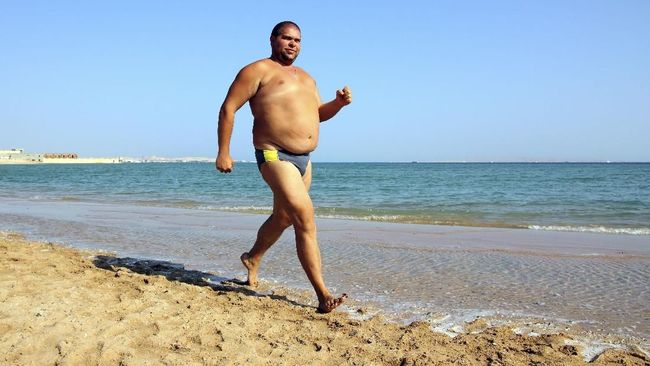 Pantai atau kolam renang bukan hanya monopoli pengunjung yang bertubuh langsing. Yang bertubuh gemuk juga bebas berkegiatan ke sana.