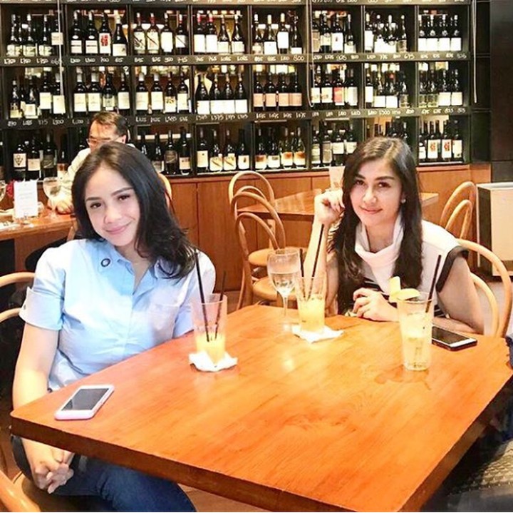 Sesekali chit chat di luar rumah, perlu juga bagi saudari ipar. (Foto: Instagram @nissyaa)
