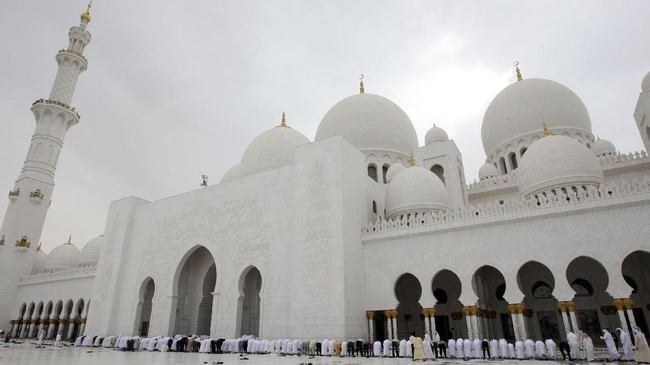 Tiga WAG's Real Madrid Adriana Pozueco, Clarice Alves, dan Andrea Salas merasa kagum ketika mengunjungi masjid terbesar di Uni Emirat Arab, Masjid Sheikh Zayed.
