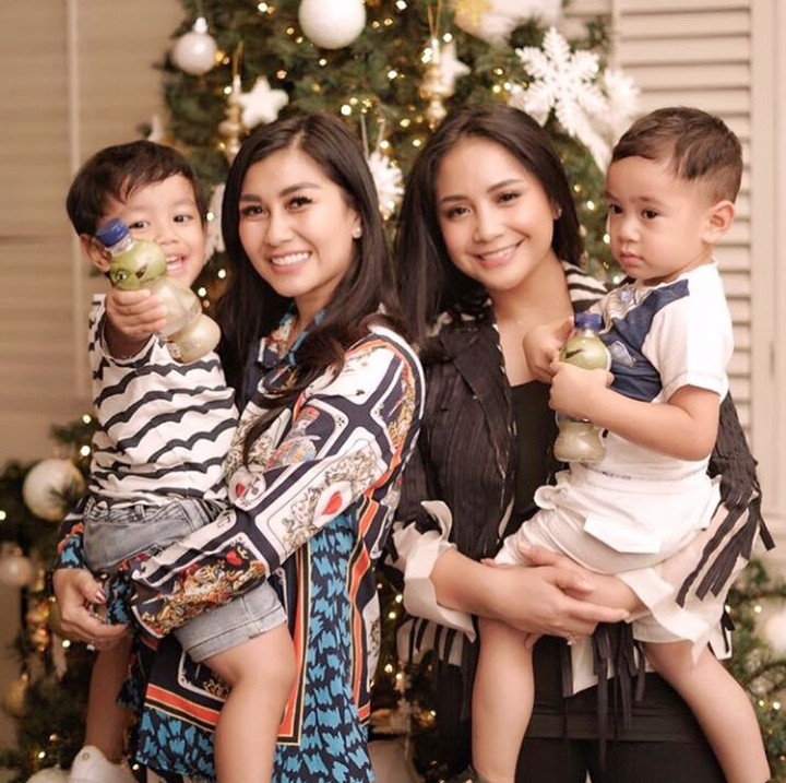 Sama-sama menggendong anak. Kompak! (Foto: Instagram @nissyaa)