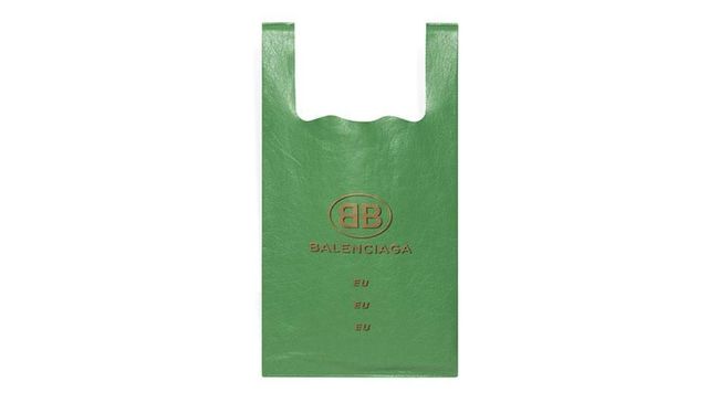 Rumah mode Balenciaga kembali membuat gempar dunia fesyen. Pasalnya rumah mode ini kembali menjual 'kantong plastik' dengan harga fantastis Rp12 juta.