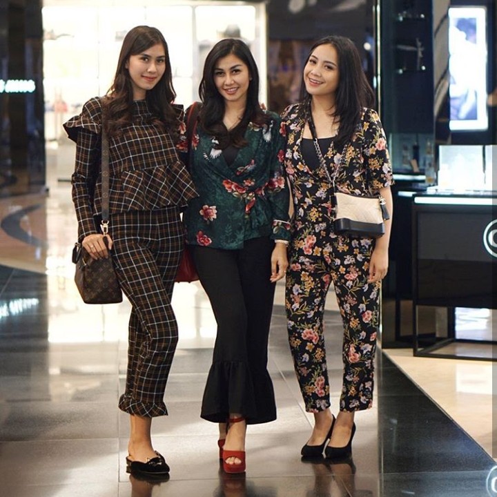Sisters day out. Begitu caption Nisya untuk foto ini. (Foto: Instagram @nissyaa)