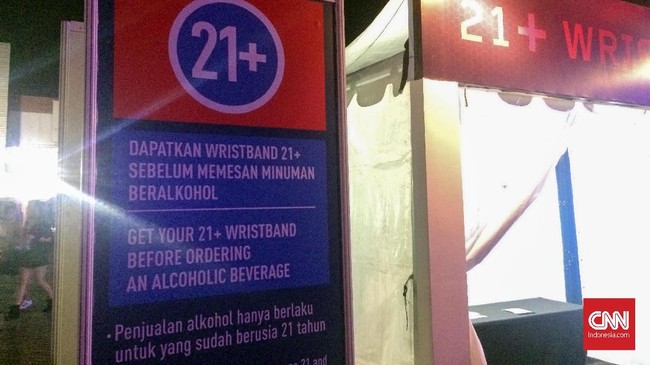 Para demonstran menyebut gelaran Djakarta Warehouse Project, sebagai budaya asing telah mengotori dan merusak moralitas bangsa.