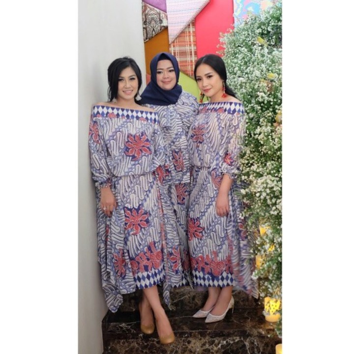 Pakai baju dan anting kembaran di acara lamaran Syahnaz, adik bungsu Raffi Ahmad. Kece banget. (Foto: Instagram @nissyaa)