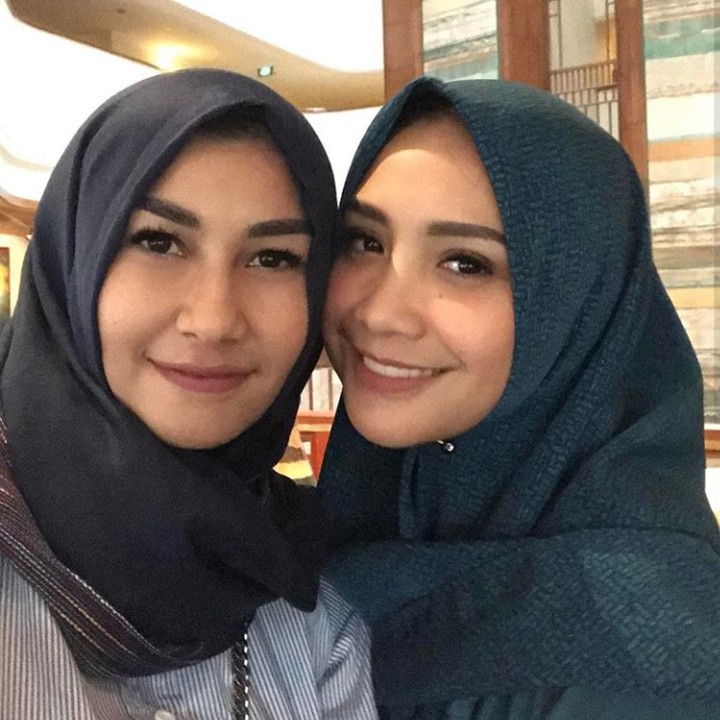Saat sama-sama pakai kerudung, sepintas wajahnya jadi kelihatan mirip. Semoga akur dan rukun terus ya Nisya dan Nagita. (Foto: Instagram @nissyaa)