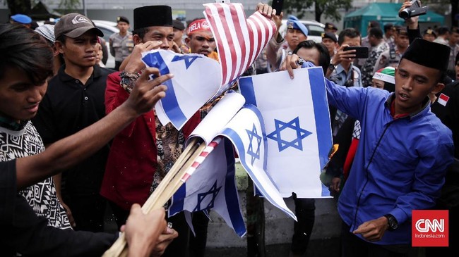 MUI meminta warga Papua yang mengibarkan bendera Israel untuk mempertimbangkan potensi konflik yang mungkin bisa muncul dan bisa mengancam kerukunan.