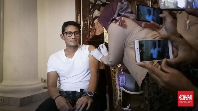 Wakil Gubernur DKI Sandiaga Uno mengajak warga mengantisipasi wabah difteri dengan ikut berpartisipasi disuntik vaksin.