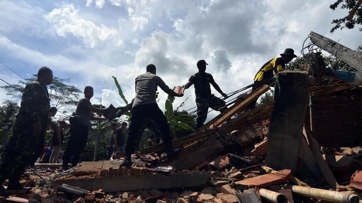 FOTO: Pemakaman Korban Gempa di Jawa