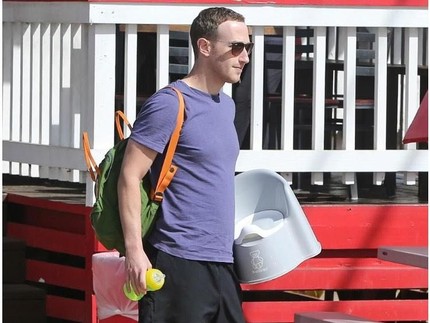 Saat Mark Zuckerberg Bawa-Bawa Potty Chair untuk si Kecil Max