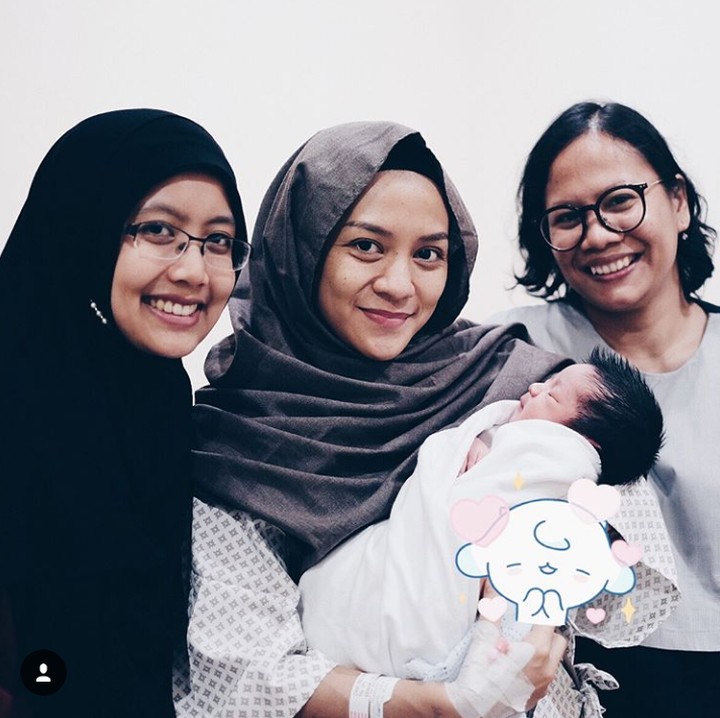 <p>Sedang bobo dengan nyenyak nih di gendongan sang bunda. (Foto: Instagram @ennolerian_)</p>