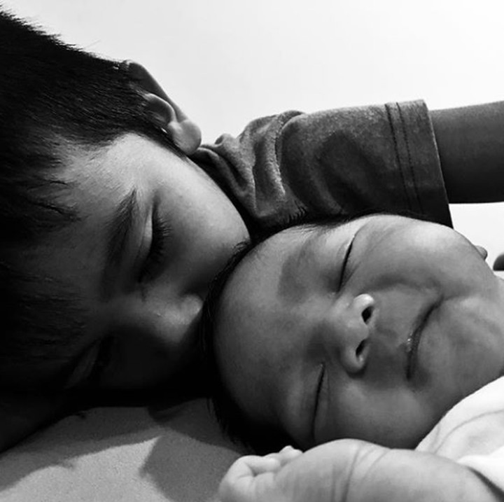 <p>Mmmuach, dapat kecupan dari sang kakak. (Foto: Instagram @ennolerian_)</p>