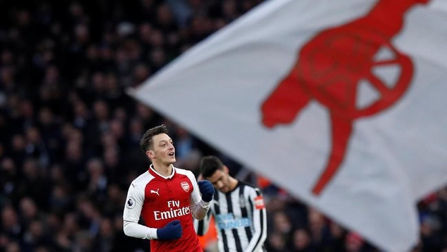 Gol cantik Mesut Oezil membawa Arsenal unggul 1-0 atas Newcastle United pada babak peretama lanjutan Liga Primer Inggris di Stadion Emirates, Sabtu (16/12).