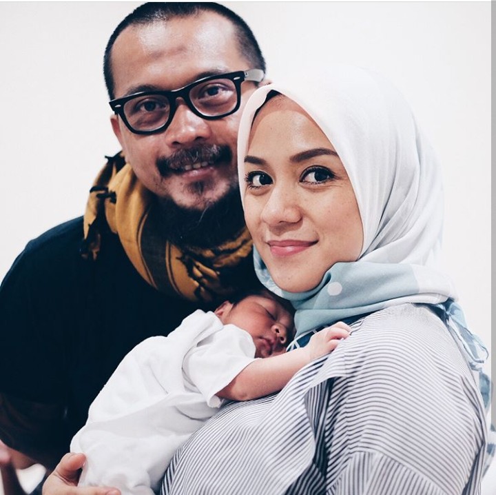 <p>Foto sama ayah dan bunda sih, tapi Aga lebih suka tidur, he-he-he. Namanya juga newborn ya, Bun. (Foto: Instagram @ennolerian_)</p>