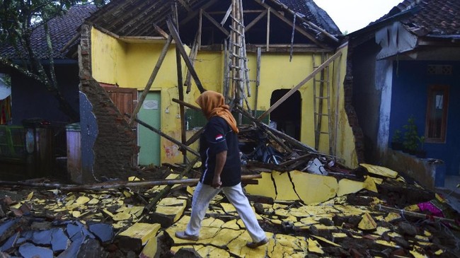 Ciamis jadi salah satu daerah terdampak gempa Jawa paling parah. Berdasarkan data awal yang dihimpun BNPB, kerugian material di Ciamis mencapai Rp295 juta.