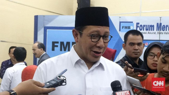 Menteri Agama Lukman Hakim Saifuddin tersengat ikan pari hingga luka di bagian kaki saat berwisata tanpa pengawalan di Derawan, Kalimantan Timur.