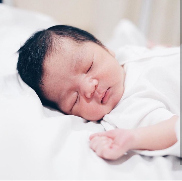 <p>Imut banget. Mirip bunda atau ayahnya nih? (Foto: Instagram @ennolerian_)</p>