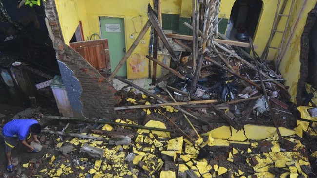 Sarang burung walet runtuh menimpa sanggar seni di Cirebon, Jawa Barat, menewaskan tujuh orang yang sedang berlatih di sanggar.