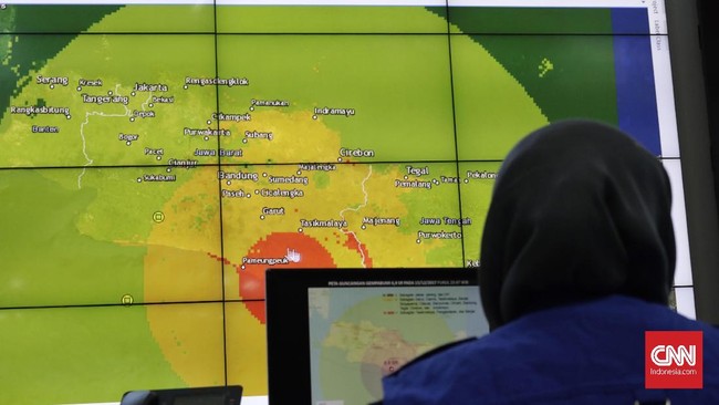 Sutopo mengatakan Badan Nasional Penanggulangan Bencana (BNPB) mengalami kesulitan mendeteksi dini potensi tsunami pascagempa di selatan Jawa, Jumat (15/12) di Graha BNPB Jakarta, Sabtu (16/12).