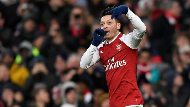 Pertandingan Arsenal vs Liverpool berakhir sama kuat 3-3. Liverpool lebih efektif dalam menyerang, dan Arsenal mengandalkan penguasan bola.
