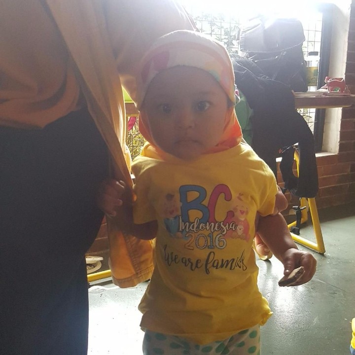 <p>Baju kuning dengan kerudung warna senada, kece abis.</p>