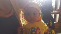 <p>Baju kuning dengan kerudung warna senada, kece abis.</p>