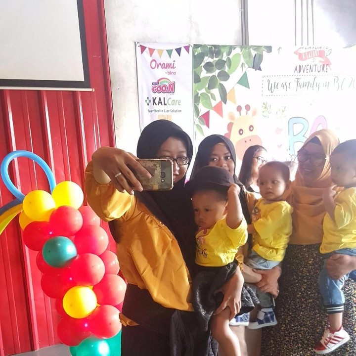 <p>Siapa yang suka wefie saat bareng anak seperti bunda ini? Hi-hi-hi.</p>